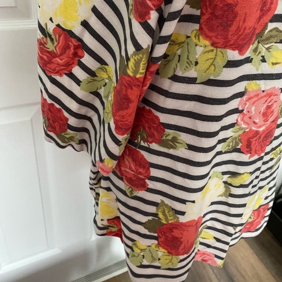Lularoe Renee Top Shirt Medium M Striped Rose Print - Picture 4 of 6